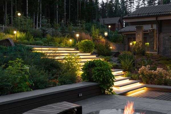 Mirna naravna pokrajina z mehko svetlobo in odprtim prostorom za sprostitev